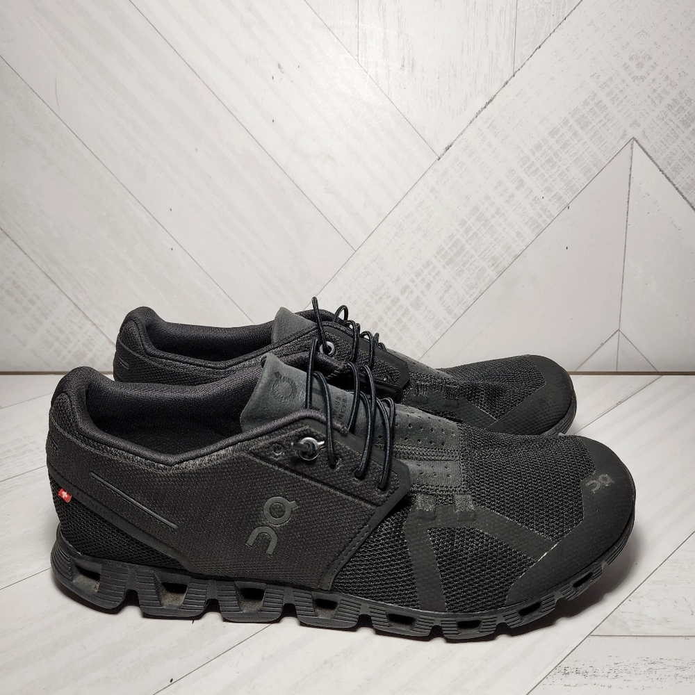 Womens on cloud running shoes triple black size 9